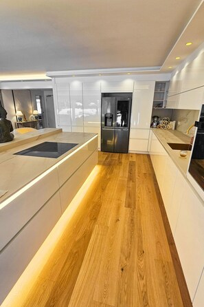 Kühlschrank, Mikrowelle, Ofen, Geschirrspüler