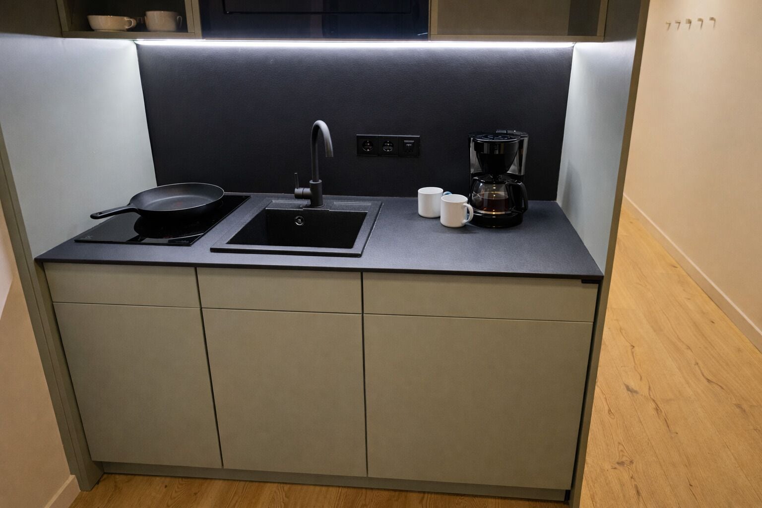 Mikrowelle, Ofen, Herdplatte, Geschirrspüler