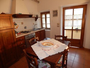Fridge, oven, dishwasher, cookware/dishes/utensils - Dreizimmerwohnung für 4 Personen 3 km vom Zentru by Interhome (Siena)