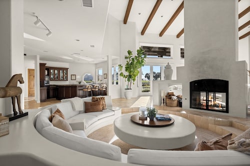 Exclusive Estate - tennis, pickle, pool, grill, firepit, vineyard views!!