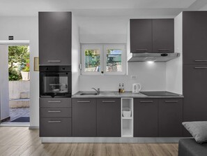 Fridge, oven, cookware/dishes/utensils - Wohnung Sunny Garden von Ana A2 by Interhome (Makarska)