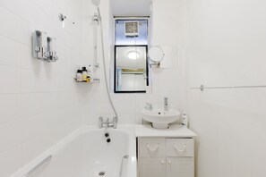Shower, hair dryer - Cosy 1BDR Flat in the Heart of Fulham (Greater London)
