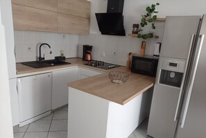 Kühlschrank, Ofen, Kochgeschirr/Geschirr/Besteck