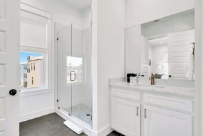 Shower, hair dryer, shampoo - The Orchid by Stay on 30a (Inlet Beach)