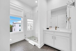 Shower, shampoo - The Lily by Stay on 30a (Inlet Beach)