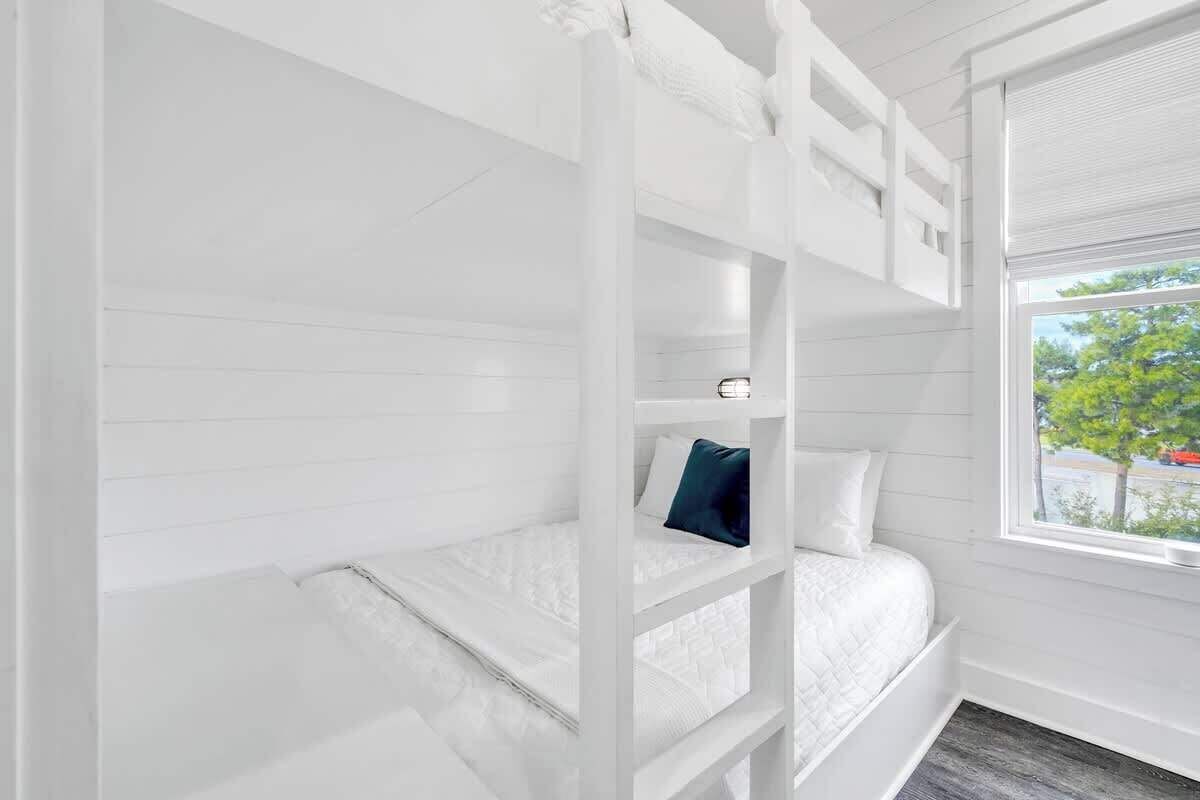 5 slaapkamers, een strijkplank/strijkijzer, reisbedje, gratis wifi