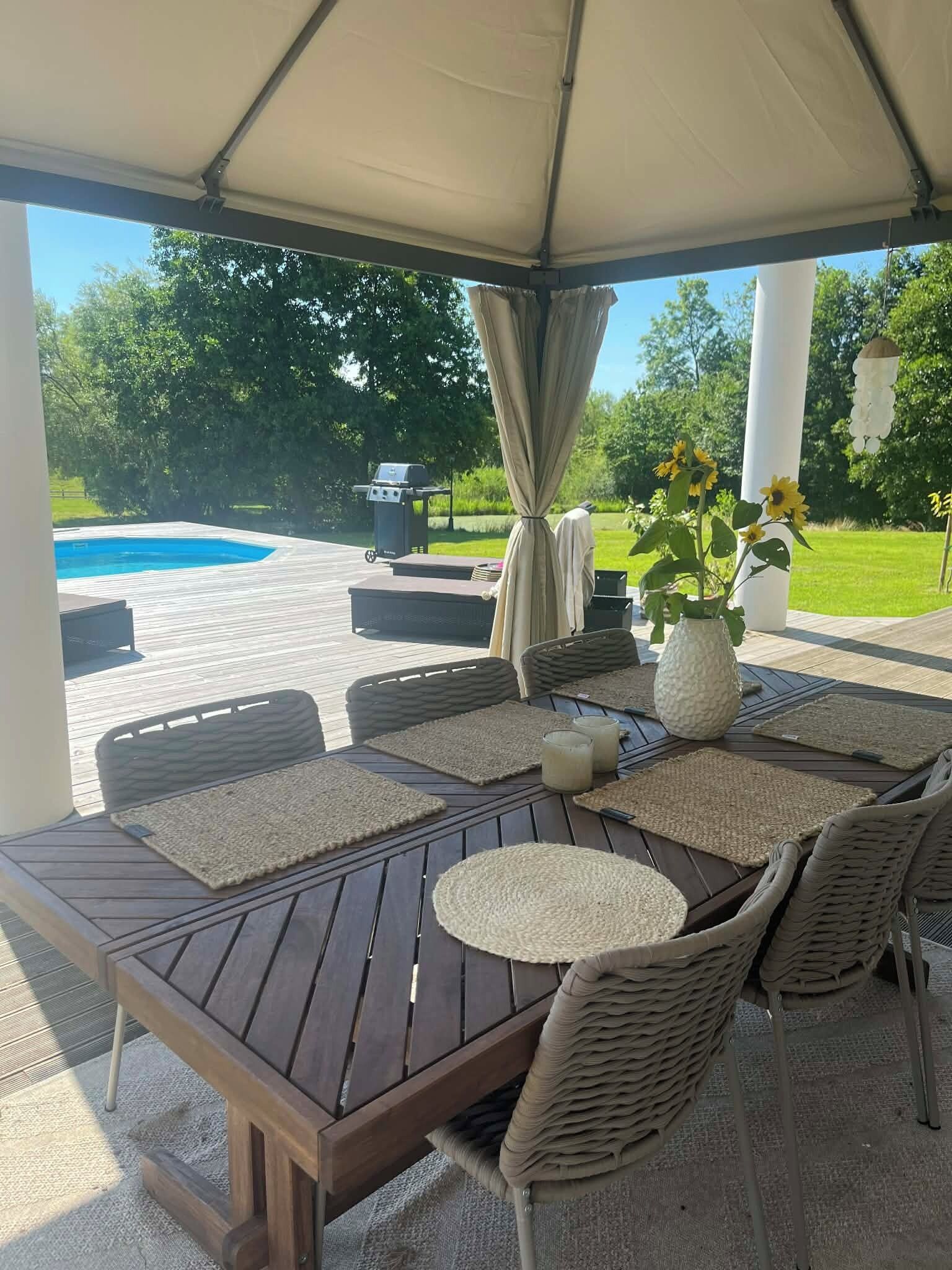 Outdoor dining
