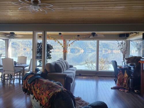 Private Lakefront Retreat w/hot tub & Tiki Boat