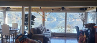 Private Lakefront Retreat w/hot tub & Tiki Boat