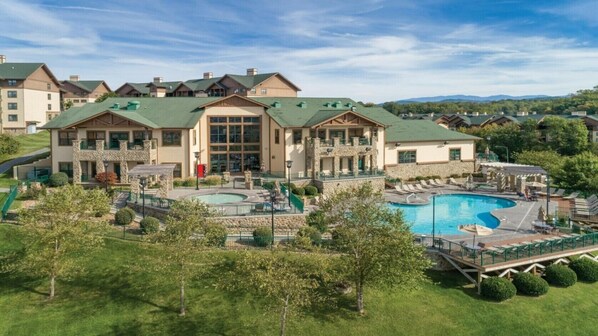 Exterior - Spacious 2BR Smoky Mountains Condo - Sleeps 8 - Spring Break Weekend Getaway (Sevierville)