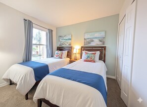 Iron/ironing board, Internet, bed sheets - Spacious 4-bedroom townhome with AC in beautiful Davenport 112 (Davenport)