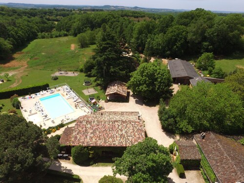 Feriendorf im Périgord Großes Ferienhaus für 18 oder 20 Personen. by Interhome