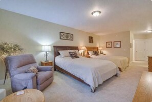 1 bedroom, free WiFi, bed sheets, wheelchair access - Cozy Lakefront Efficiency Condo on Red Cedar Lake at Tagalong Golf Resort! (Birchwood)