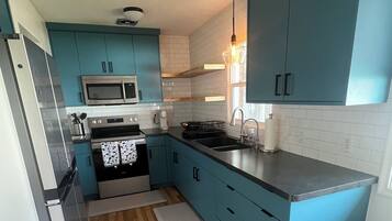 Een microgolfoven, een oven, een kookplaat