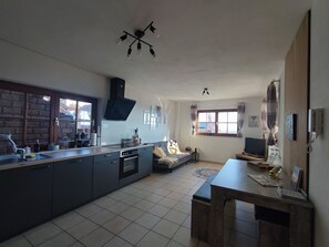 Kjøleskap, mikrobølgeovn, ovn og oppvaskmaskin