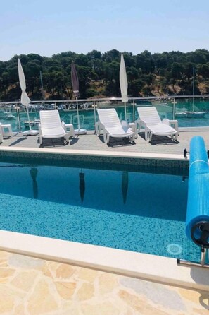 Pool - Studio-Apartment direkt am Meer by Interhome (Primošten)