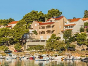 Marina - Studio-Apartment direkt am Meer by Interhome (Primošten)