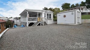 Une maison à deux étages avec un porche couvert et un garage.