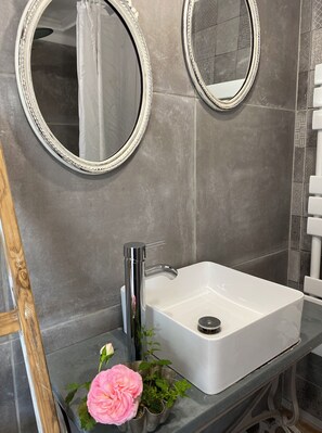 تجهيزات دش، مجففات شعر، مناشف، صابون