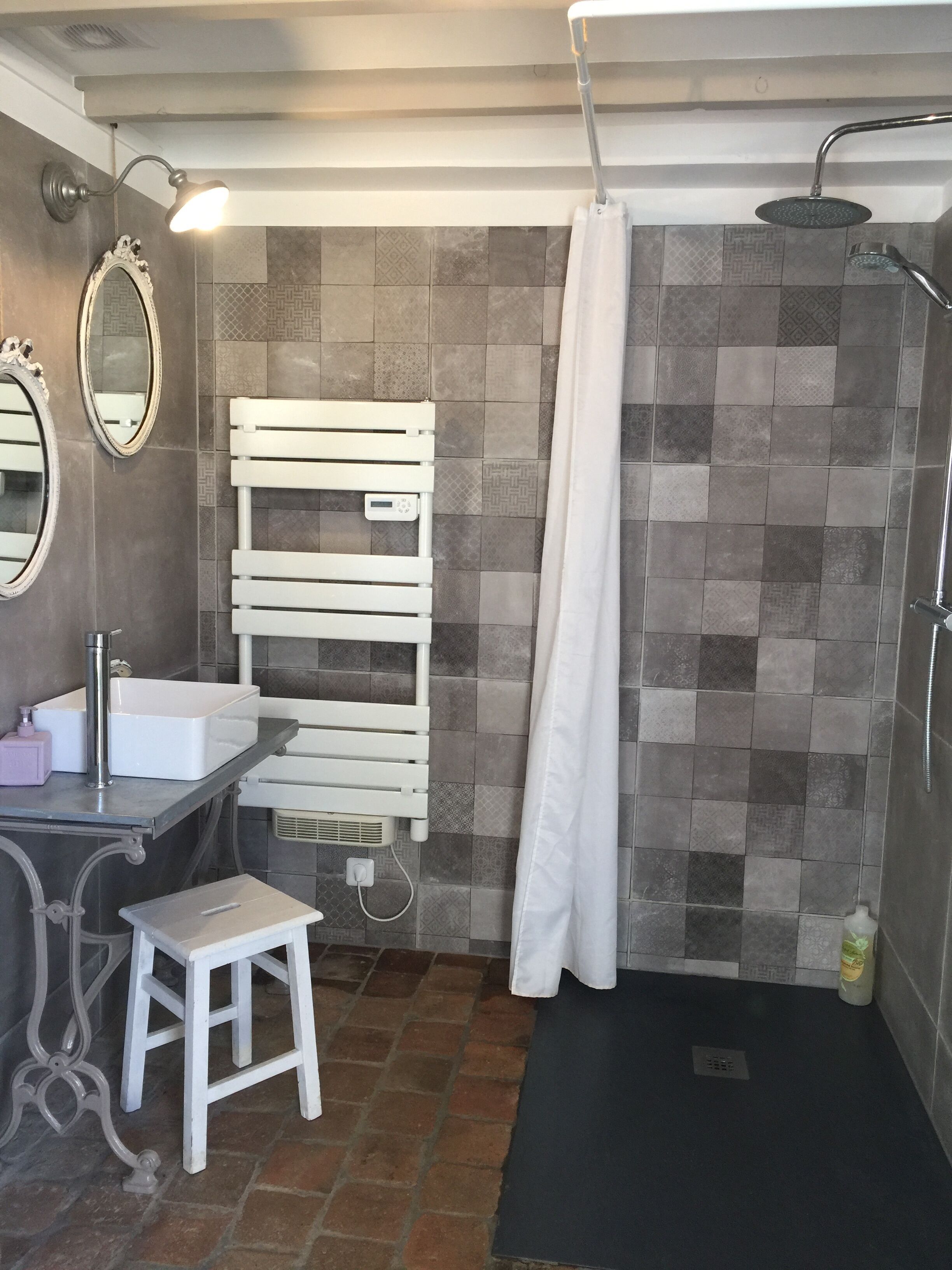 Een douche, een haardroger, handdoeken, zeep