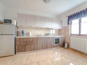 Fridge, microwave, oven, cookware/dishes/utensils - Apartment Renato by Interhome (Rovinj/Kanfanar)