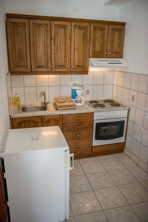 Fridge, oven, cookware/dishes/utensils - Wohnung Zdravko 2 für 3 Personen by Interhome (Rogoznica)