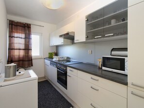 Kühlschrank, Mikrowelle, Ofen, Geschirrspüler