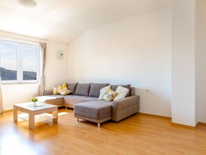 TV - "Maya Z" mit Blick auf das Wasser by Interhome (Rogoznica)