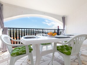 Outdoor dining - "Maya Z" mit Blick auf das Wasser by Interhome (Rogoznica)