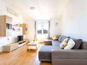 TV - "Maya Z" mit Blick auf das Wasser by Interhome (Rogoznica)