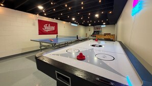 Games room - Ultimate family stay w/ bunkbeds and game room,very quiet  with fenced backyard. (Highland)