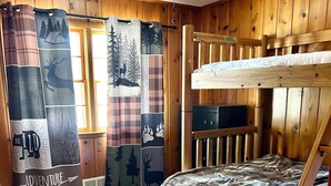 3 bedrooms, iron/ironing board, WiFi, bed sheets - Ultimate family stay w/ bunkbeds and game room,very quiet  with fenced backyard. (Highland)