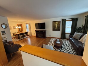 TV - Ultimate family stay w/ bunkbeds and game room,very quiet  with fenced backyard. (Highland)