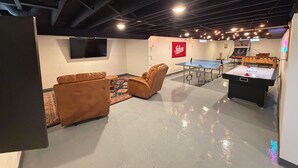Games room - Ultimate family stay w/ bunkbeds and game room,very quiet  with fenced backyard. (Highland)