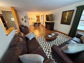 TV - Ultimate family stay w/ bunkbeds and game room,very quiet  with fenced backyard. (Highland)