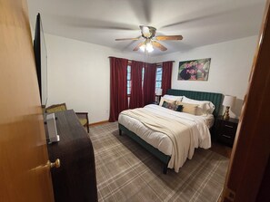 3 bedrooms, iron/ironing board, WiFi, bed sheets - Ultimate family stay w/ bunkbeds and game room,very quiet  with fenced backyard. (Highland)