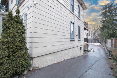 Executive 2-Bedroom Suite | Soundproof | Steps to Wortley Village & Vic Hospital