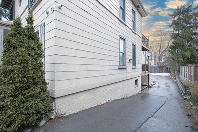 Executive 2-Bedroom Suite | Soundproof | Steps to Wortley Village & Vic Hospital