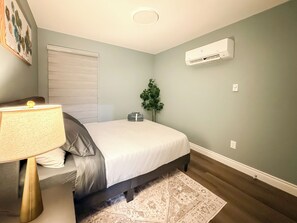 2 bedrooms, iron/ironing board, WiFi, bed sheets - Executive 2-Bedroom Suite | Soundproof | Steps to Wortley Village & Vic Hospital (London)