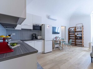 Kühlschrank, Mikrowelle, Ofen, Geschirrspüler