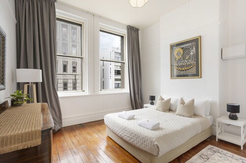Charmed on Dowling- Light Filled Apartment