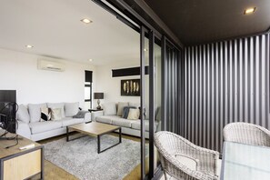 TV, offices - The Designer`s Perch- House on Canongate (Dunedin)