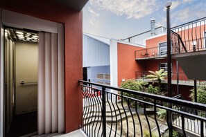 Property grounds - Manor Place Stays Apartment one (Dunedin)