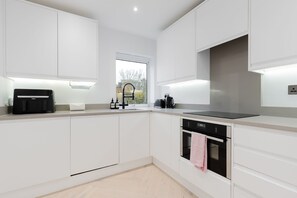 Fridge, microwave, oven, stovetop - Sleek 2BD City Retreat in South West London (London)