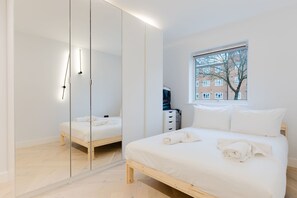 2 bedrooms, iron/ironing board, Internet, bed sheets - Sleek 2BD City Retreat in South West London (London)