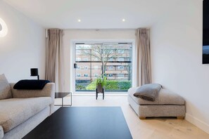 TV, stereo - Sleek 2BD City Retreat in South West London (London)