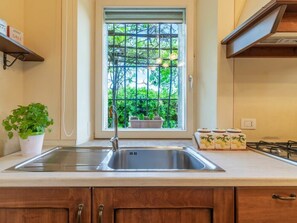 Fridge, microwave, oven, cookware/dishes/utensils - Il Fienile Holiday Home by Interhome (Castelfalfi)