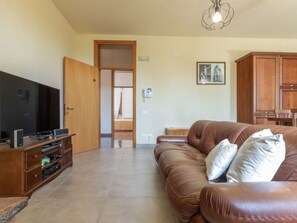 TV, fireplace - Sunrise Hill Holiday Home by Interhome (Morrovalle)
