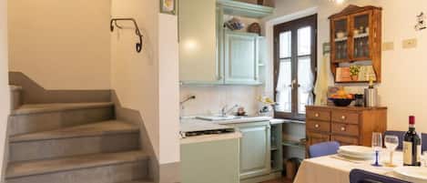 Refrigerador, horno y utensilios de cocina