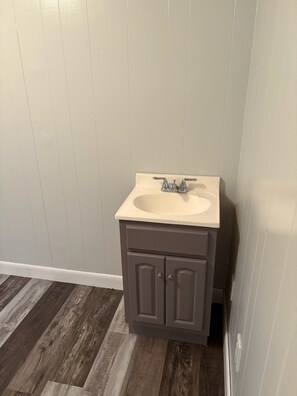 Suihku, pyyhkeet, saippua, vessapaperi